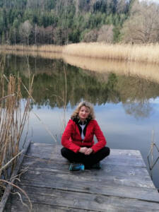 Claudia Ebner beim Waldbaden am See, Craft Energy