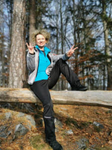 Mentaltrainerin Claudia Ebner beim Waldbaden